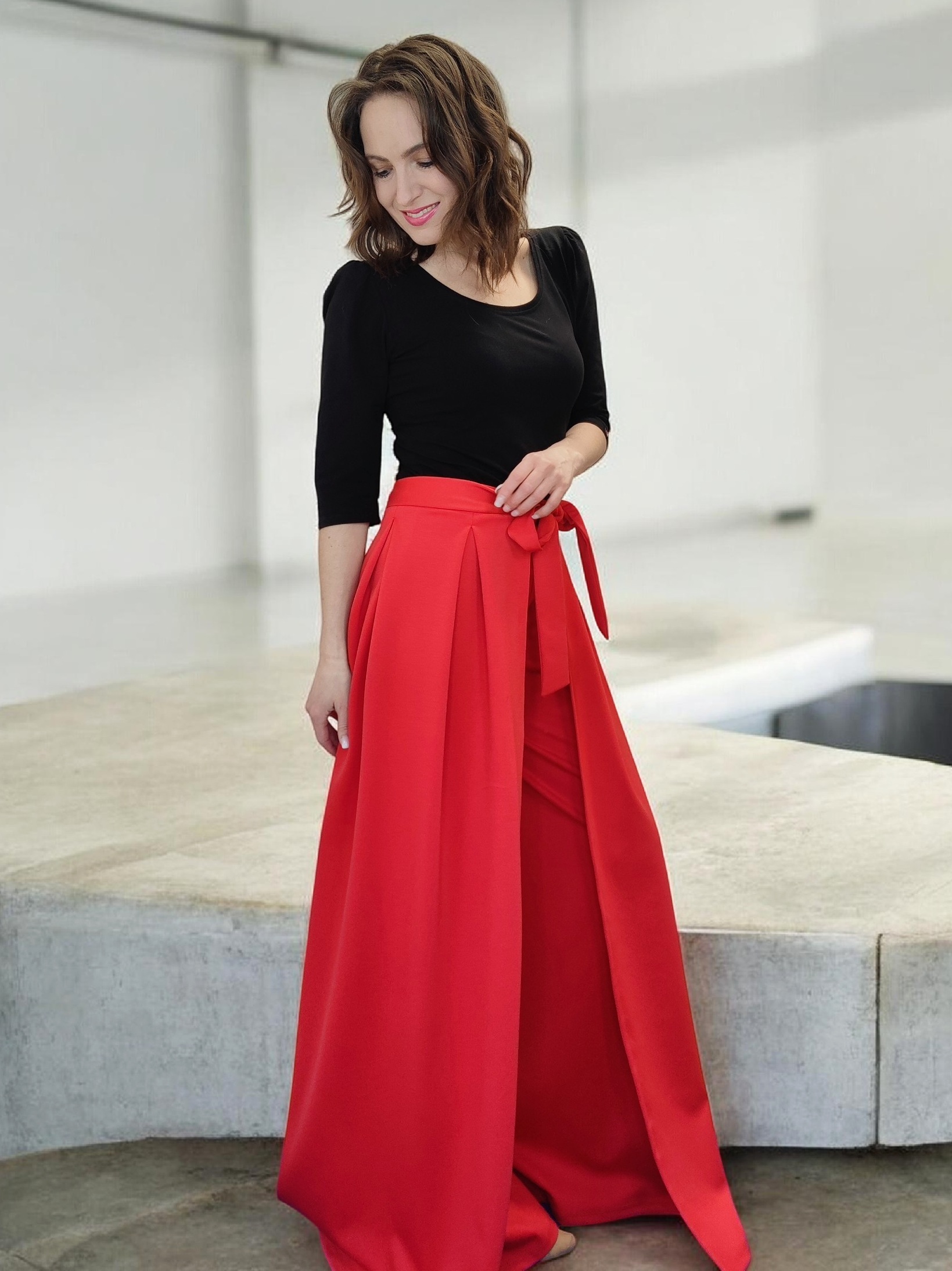 červená kalhotová sukně WANAKI na modelce